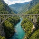 explorez le pont de durđevića tara, un chef-d'œuvre architectural niché entre paysages naturels époustouflants et richesses historiques fascinantes.