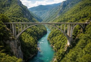 explorez le pont de durđevića tara, un chef-d'œuvre architectural niché entre paysages naturels époustouflants et richesses historiques fascinantes.