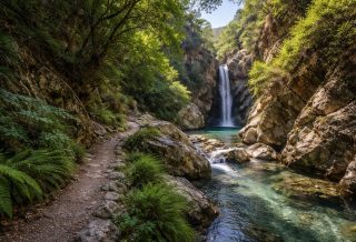 explorez la gorge de richtis à travers un itinéraire de randonnée spectaculaire alliant paysages impressionnants et nature préservée. partez à l'aventure dès maintenant !