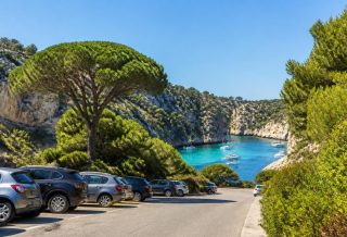 découvrez la photo du parking calanque à port-miou à cassis, l'endroit idéal pour garer votre voiture en toute sécurité lors de vos vacances dans la région.