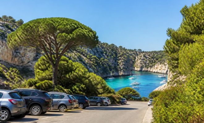 découvrez la photo du parking calanque à port-miou à cassis, l'endroit idéal pour garer votre voiture en toute sécurité lors de vos vacances dans la région.