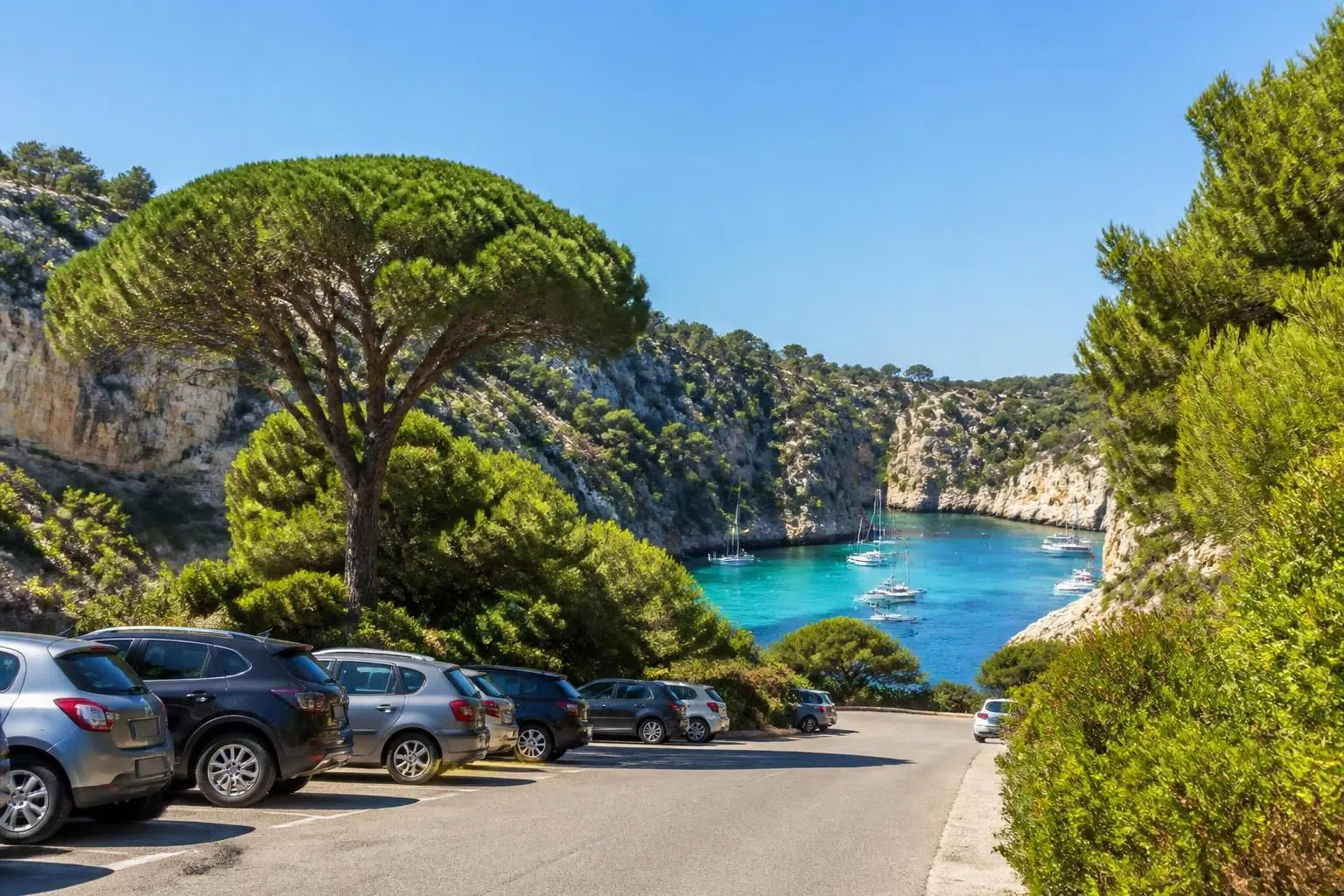 découvrez la photo du parking calanque à port-miou à cassis, l'endroit idéal pour garer votre voiture en toute sécurité lors de vos vacances dans la région.