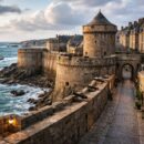 explorez l'histoire fascinante de saint malo à travers ses impressionnantes fortifications et découvrez comment elles ont façonné la ville au fil des siècles.
