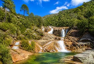 découvrez les magnifiques cascades de purcaraccia en corse, un site naturel exceptionnel au cœur de l'île, idéal pour les amateurs de randonnée et de paysages sauvages.