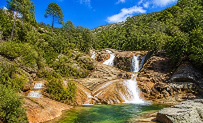 découvrez les magnifiques cascades de purcaraccia en corse, un site naturel exceptionnel au cœur de l'île, idéal pour les amateurs de randonnée et de paysages sauvages.