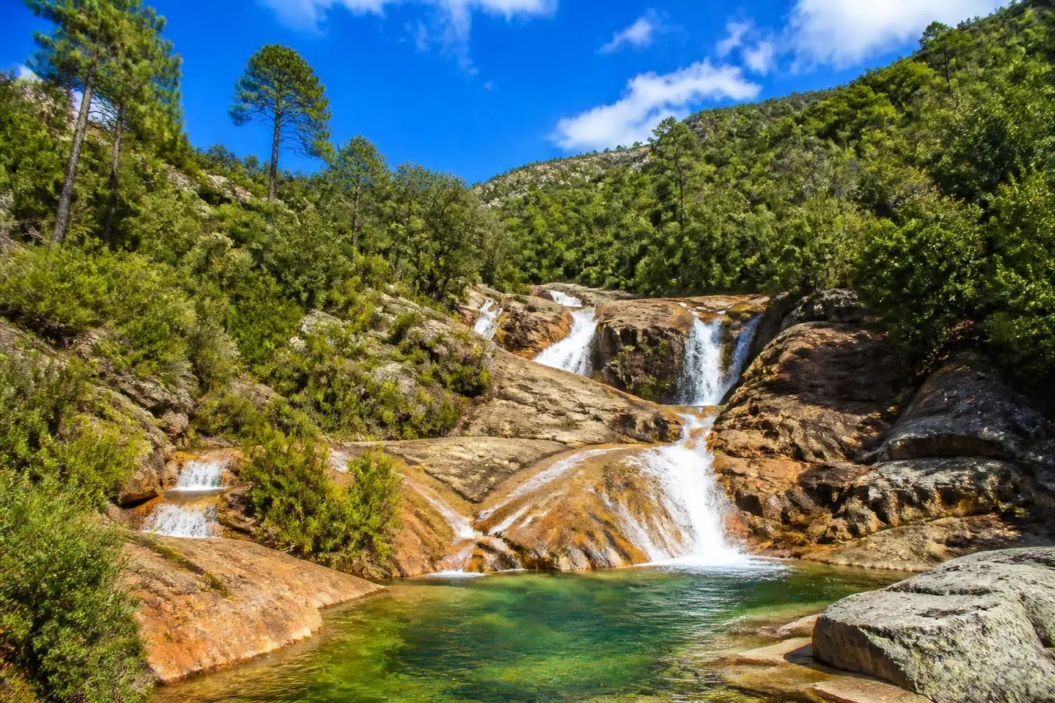 découvrez les magnifiques cascades de purcaraccia en corse, un site naturel exceptionnel au cœur de l'île, idéal pour les amateurs de randonnée et de paysages sauvages.