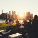 Groupe d'amis dans un parc