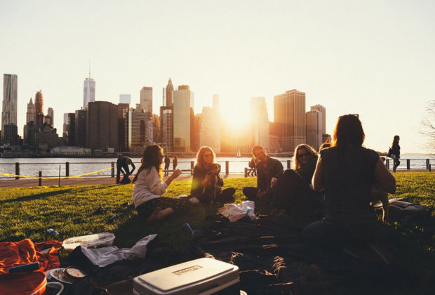 Groupe d'amis dans un parc