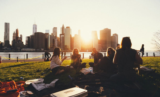 Groupe d'amis dans un parc