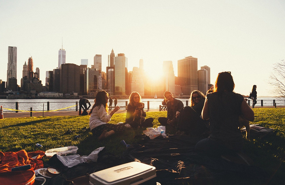 Groupe d'amis dans un parc