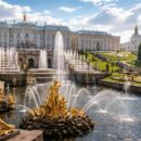 découvrez les incontournables à voir lors de votre visite à peterhof petrodvorets, entre palais somptueux, jardins magnifiques et fontaines spectaculaires.