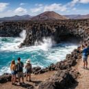 découvrez les meilleures activités à los hervideros à lanzarote, entre paysages volcaniques spectaculaires et aventures inoubliables lors de votre visite.