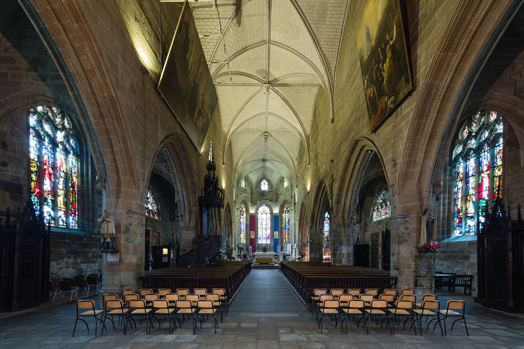 Nef de la basilique Notre Dame de Paradis Hennebont,