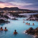 découvrez pourquoi grindavik est une étape incontournable lors de votre voyage en islande, avec ses paysages volcaniques impressionnants, ses sources chaudes relaxantes et sa culture locale authentique.