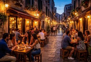 découvrez comment passer une soirée parfaite à venise en explorant les bacari, ces charmants bars traditionnels vénitiens où savourer des cicchetti et des vins locaux dans une ambiance authentique.