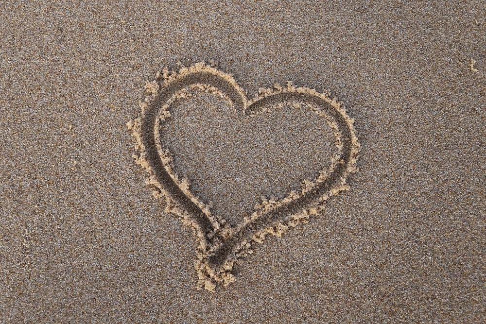 L'été est une période de joie, de sourires et d'anticipation de nouvelles émotions positives et d'impressions agréables. Surtout les couples amoureux attendent avec impatience cette période de l'année. Après tout, un voyage romantique est une excellente occasion de se détendre et de passer du temps ensemble. Voyage pour un couple amoureux: idées et destinations Alors, prévoyez-vous un voyage d'été? Peut-être que vous avez trouvé le site de rencontre femme, comme ladadate.fr, y avez trouvé votre amour et maintenant vous voulez surprendre votre tendre moitié. Mais vous n'avez toujours pas décidé où aller et comment organiser un voyage ? Alors nos conseils et recommandations vous seront utiles. Dubrovnik, Croatie C'est un endroit magnifique et très pittoresque pour un voyage romantique. Après tout, Dubrovnik est une combinaison harmonieuse d'architecture ancienne intéressante et de beaux paysages. Cette ville est considérée comme l'une des plus belles villes d'Europe. Et pourtant, c'est une station balnéaire – l'endroit idéal pour un voyage d'été si vous voulez vous détendre sur la plage et voir les sites touristiques. Assurez-vous de visiter la partie historique de la ville, où des bâtiments résidentiels, des restaurants et des places miniatures sont situés juste entre les murs de la forteresse. Cette ville vous donnera des émotions inoubliables! Nice, France Ensoleillée et élégante, Nice est une destination de voyage romantique populaire et mondialement connue. Un quai pittoresque, des yachts et des voitures chères, de nombreux cafés et restaurants pour tous les goûts, des villas et des hôtels anciens, des boutiques et des clubs – tout est là pour passer de merveilleuses vacances, y compris le célèbre charme français qui vous procurera des émotions uniques. Palerme, Italie (Sicile) Palerme est un endroit que chaque personne devrait visiter au cours de sa vie. Et c'est tout simplement parfait pour une escapade romantique. Ici vous pouvez voir d'anciens châteaux, palais, cathédrales, théâtres, places, parcs; si vous et votre tendre moitié aimez le repos nocturne actif, il y a nombreux clubs, discothèques, restaurants, bars ici. Et bien sûr, des vacances à la plage – Palerme a tout pour cela: de belles plages, une eau de mer azur, de beaux paysages. Ce resort est juste magique! Florence, Italie Cette ville est une combinaison harmonieuse d'un riche passé historique et d'un présent élégant et moderne. Il y a un coloris spécial et une énergie incroyable. C'est juste l'endroit parfait pour les un couples d'amants. Pour les touristes, il y a tout ici : shopping, excellente cuisine, excursions, musées et bien plus encore. Cette ville vous procurera des émotions inoubliables, car elle étonne tout simplement par sa beauté époustouflante, sa belle architecture, ses paysages. Florence a un charme romantique unique qui rend cette ville parfaite pour les voyages de noces. Madrid, Espagne C'est l'une des villes les plus dynamiques, intéressantes et belles du monde, parfaite pour une escapade romantique! Madrid est une ville ouverte pleine d'énergie et de mouvement. Il existe simplement un grand nombre de sites magnifiques qui offrent aux voyageurs une expérience inoubliable. Il s'agit du Palais Royal, du Musée du Prado, de la Basilique Saint-François le Grand et de nombreux autres lieux intéressants. Madrid a tout pour des vacances merveilleuses pour un couple d'amants: c'est l'art, le shopping, la nourriture délicieuse et une architecture tout simplement incroyable. Porto, Portugal Une autre excellente option pour une escapade romantique. Il y a tout pour votre bonne humeur ici : un délicieux porto, une cuisine intéressante, une architecture élégante et une nature magnifique. Cet endroit sera un excellent choix pour un voyage romantique. Comment se préparer pour un voyage romantique? Alors, vous avez déjà choisi une destination, mais ne savez pas comment préparer le voyage? Nos conseils vous aideront: Utilisez des agences de voyage et des services de réservation fiables De grands services opérant dans le monde entier et ayant des bureaux de représentation dans différents pays offrent non seulement des milliers d'options de location de logements, mais assurent également la sécurité de la transaction. Ne prenez pas de bagages inutiles avec vous Rappelez-vous la règle principale de voyager léger: pas de choses inutiles! Pour rendre le voyage agréable et facile, vous n'avez pas besoin de faire plusieurs valises. Vérifiez soigneusement les billets et les documents, ainsi que l'argent, afin de ne pas les chercher longtemps à l'aéroport. Photos N'oubliez pas de prendre des photos, car ce sont vos émotions, vos impressions et vos souvenirs. Alors, maintenant vous savez comment vous préparer pour un voyage romantique. Ces conseils vous aideront certainement à planifier vos vacances inoubliables.