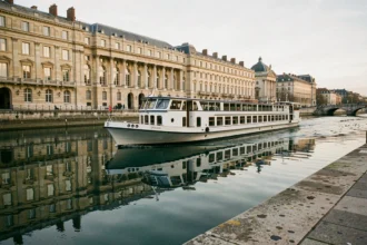 Bateau de croisière naviguant sur la Garonne devant la Place de la Bourse à Bordeaux