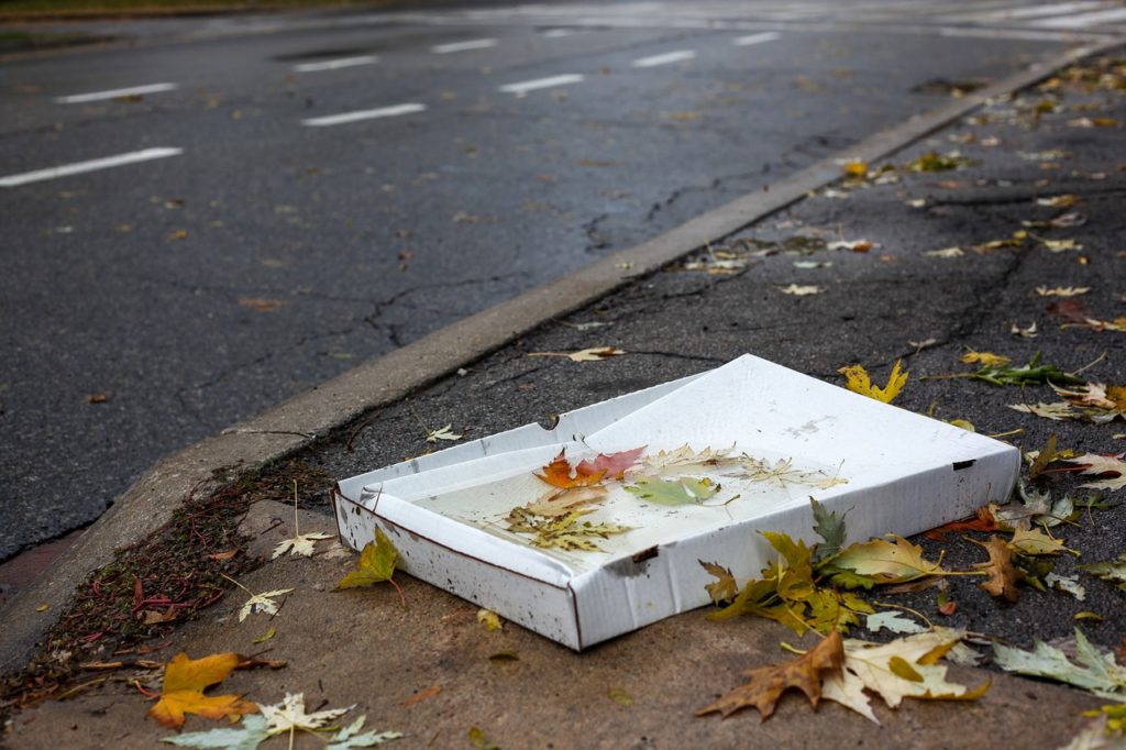 Déchet sur bas côté de la route