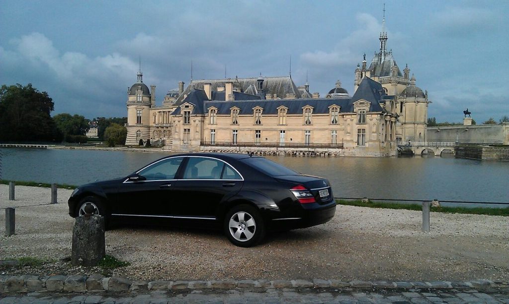 Limousine devant chateau