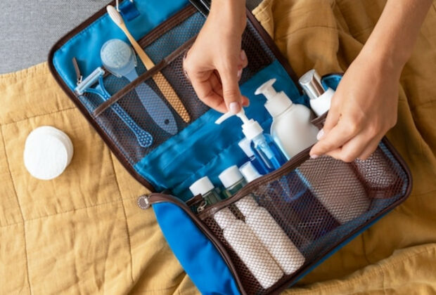 La trousse de toilette : les accessoires essentiels pour voyager efficacement