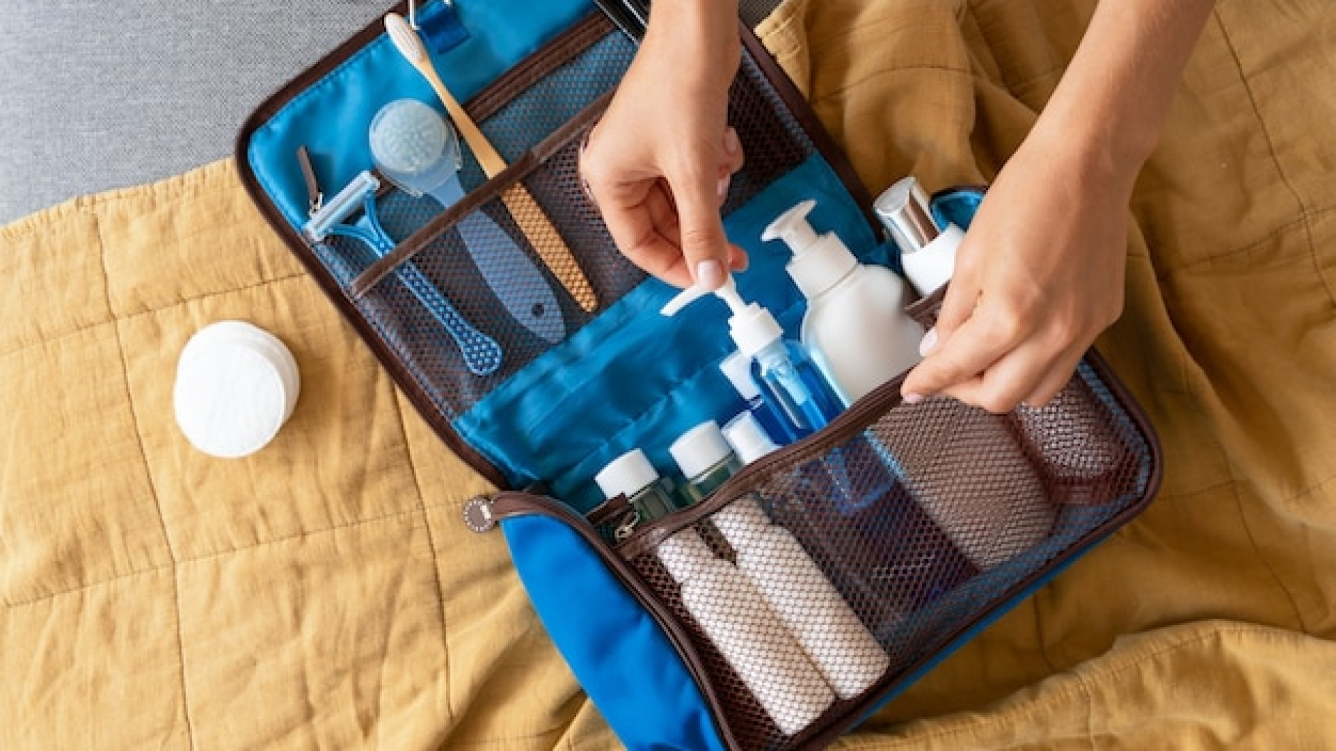 La trousse de toilette : les accessoires essentiels pour voyager efficacement