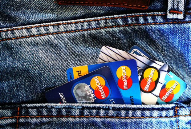 Payer par carte bancaire à l'étranger : comment s'y prendre et laquelle choisir ?