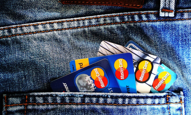 Payer par carte bancaire à l'étranger : comment s'y prendre et laquelle choisir ?