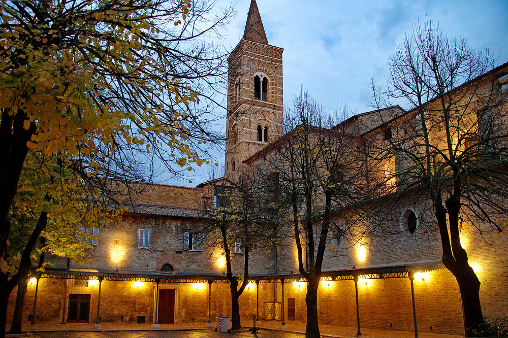 pays de la merveille d’Urbino dans le Pesaro en Italie
