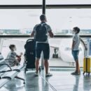 pere et fils à l'aeroport