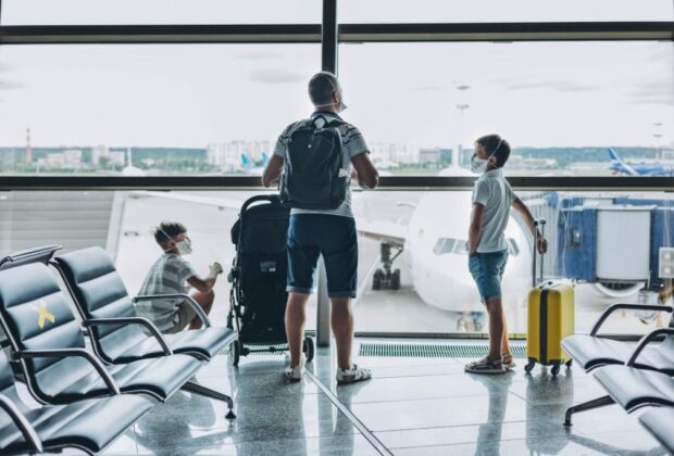 pere et fils à l'aeroport