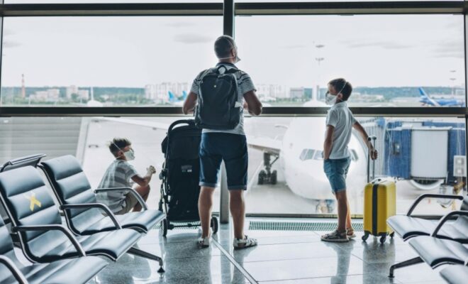 pere et fils à l'aeroport