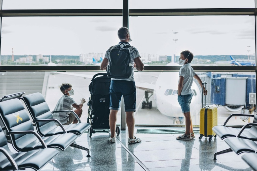pere et fils à l'aeroport