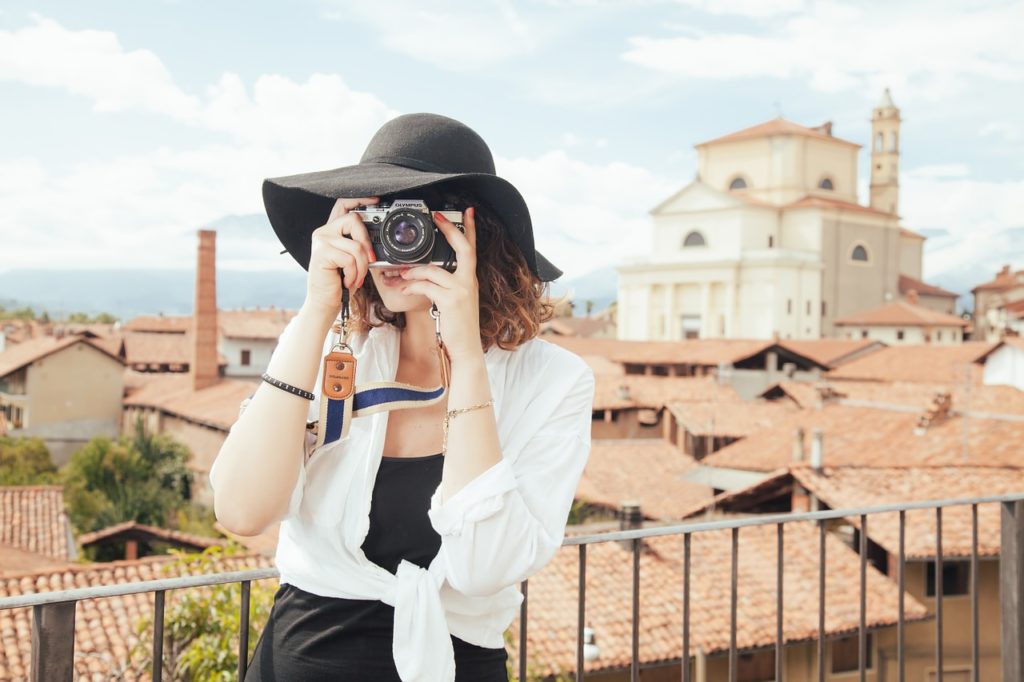 femme prenant photo de voyage