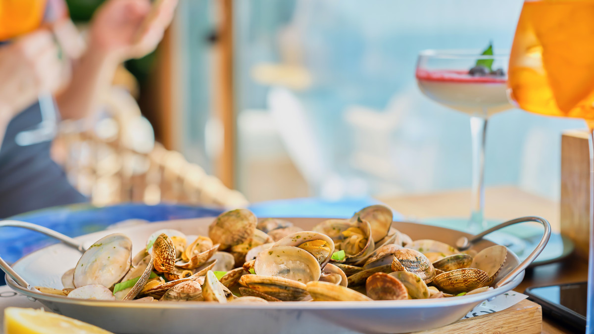 plateau de fruits de mer servi au restaurant en bord de plage