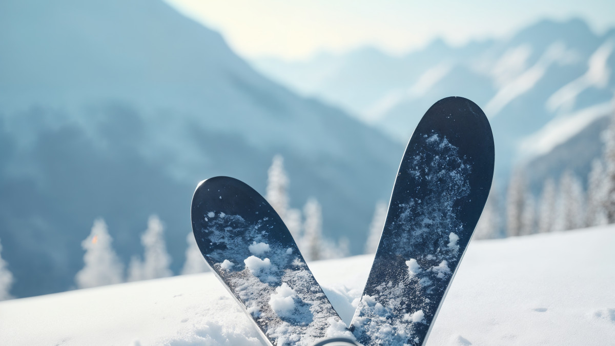 une paire de ski enfoncée dans la neige