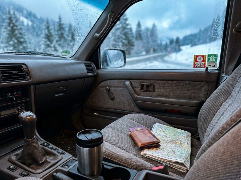 Vignette autoroutière suisse et autrichienne collées sur le pare-brise d'une voiture en route pour les vacances au ski